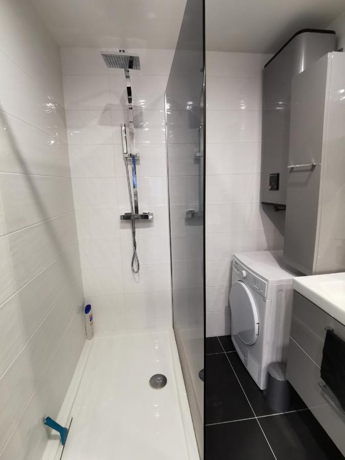 superbe appartement neuf tout équipé, non fumeur avec place de parking privée Orléans Esterno foto